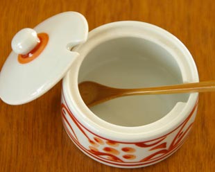 砥部焼・梅山窯　赤太陽の薬味入れの中