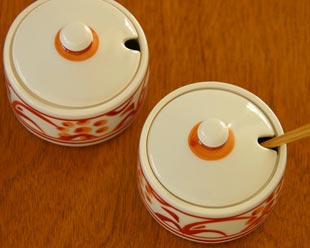 砥部焼・梅山窯　赤太陽の薬味入れを上から見て