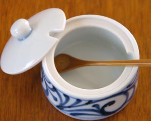 砥部焼・梅山窯 唐草の薬味入れの中