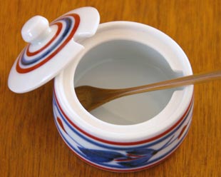 砥部焼・梅山窯　みつ葉の薬味入れの中