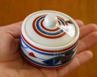 砥部焼・梅山窯　みつ葉の薬味入れを手に持って