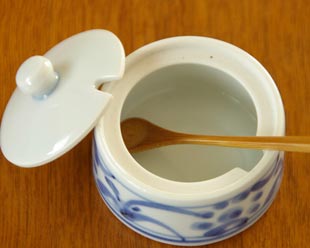 砥部焼・梅山窯　赤太陽の薬味入れの中