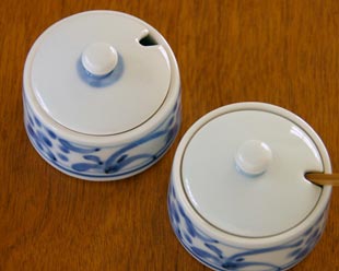 砥部焼・梅山窯　太陽柄の薬味入れを上から見て