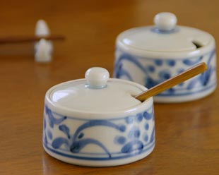 砥部焼・梅山窯　太陽柄の薬味入れを横から見て