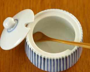 砥部焼・梅山窯　とくさ柄の薬味入れの中