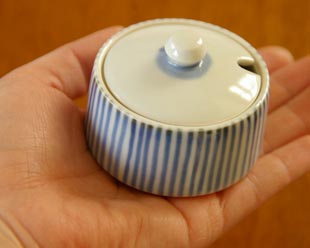 砥部焼・梅山窯　とくさ柄の薬味入れを手に持って