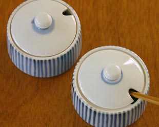 砥部焼・梅山窯　とくさ柄の薬味入れを上から見て