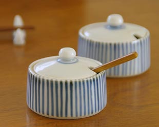 砥部焼・梅山窯　とくさ柄の薬味入れを横から見て