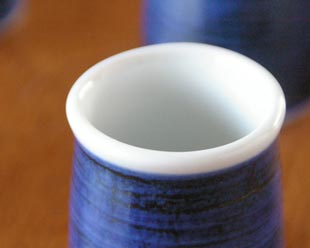 砥部焼・梅山窯　藍色のようじたての縁の部分