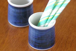 砥部焼・梅山窯　藍色のようじたてにスティック砂糖を入れて