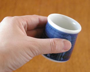 砥部焼・梅山窯　藍色のようじたてを手に持って