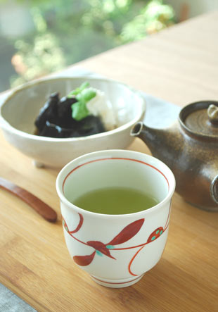 砥部焼・梅山窯　赤笹の湯呑に緑茶を