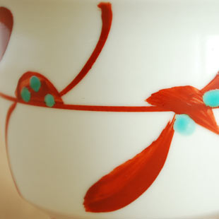 砥部焼・梅山窯　赤笹の湯呑の絵付け