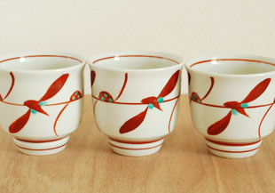 砥部焼・梅山窯　赤笹の湯呑を並べて