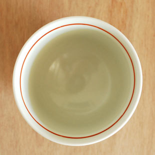 砥部焼・梅山窯　赤笹の湯呑を上から見て