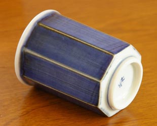 砥部焼・梅山窯　藍色の八角湯呑を寝かせたところ