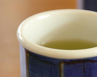 砥部焼・梅山窯　藍色の八角湯呑の飲み口部分