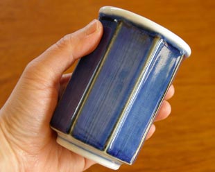 砥部焼・梅山窯　藍色の八角湯呑を手に持って