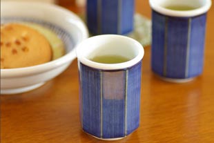 梅山窯　藍色の八角湯呑にお茶を入れて