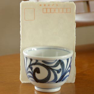 砥部焼・梅山窯 からくさの湯呑をはがきと比較して