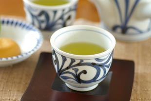梅山窯 からくさの湯呑に緑茶をいれて