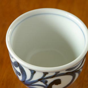 砥部焼・梅山窯 からくさの湯呑を上から見て