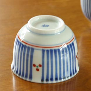 砥部焼・梅山窯　とくさみつ紋の湯呑をふせて