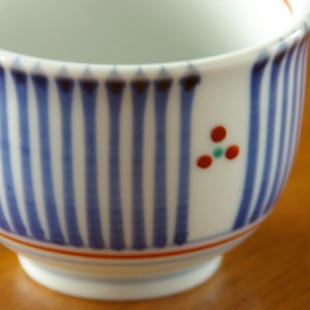 砥部焼・梅山窯　とくさみつ紋の湯呑の絵付け