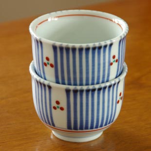 砥部焼・梅山窯　とくさみつ紋の湯呑を重ねて