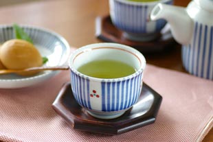 梅山窯　とくさみつ紋の湯呑