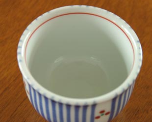 砥部焼・梅山窯　とくさみつ紋の湯呑を上から見て