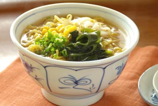 砥部焼・梅山窯 なずなの丼鉢(小)にラーメンを
