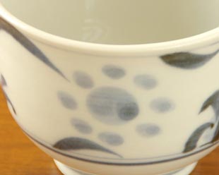 砥部焼・梅山窯　太陽柄の湯呑の絵付け