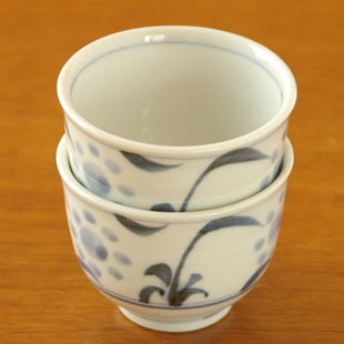 砥部焼・梅山窯　太陽柄の湯呑を重ねて