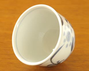 砥部焼・梅山窯　太陽柄の湯呑を斜めに
