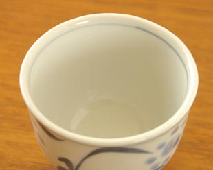 砥部焼・梅山窯　太陽柄の湯呑を上から見て