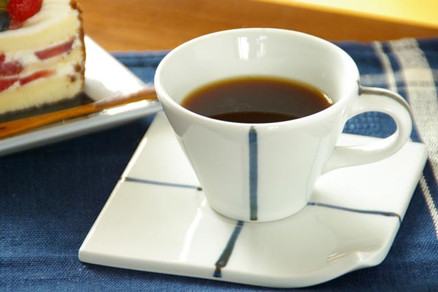 砥部焼・永立寺窯　クロス柄のコーヒーカップにコーヒーを