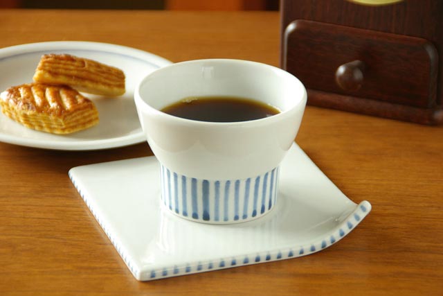 砥部焼・永立寺窯　コーヒーカップにコーヒーを