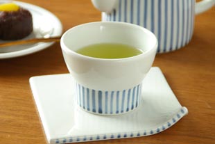砥部焼・永立寺窯　コーヒーカップに緑茶を