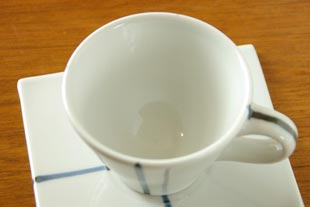 砥部焼・永立寺窯　クロス柄のコーヒーカップを上から見て