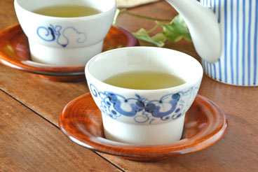 砥部焼・永立寺窯　ぶどうの湯呑に緑茶を