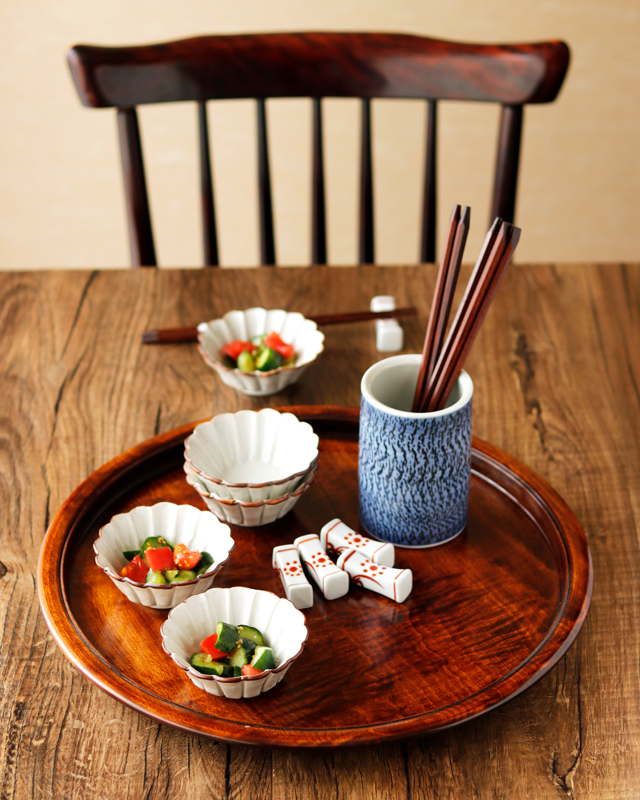 砥部焼の和食器 香川漆器の丸盆 【砥部工房 からくさ】