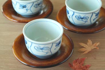 壺屋焼き湯呑み、琉球漆器の茶たくとおしぼり置き 香川漆器 【砥部工房 からくさ】