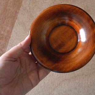 香川漆器 あさがお茶托を手に持って