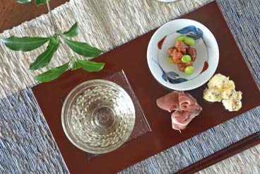 香川漆器　つむぎ後藤の銘々盆に前菜とグラスを