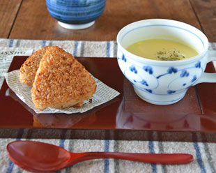 香川漆器　つむぎ後藤の銘々盆に焼おにぎりを