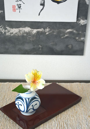 香川漆器　つむぎ後藤の銘々盆を花台として