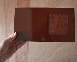 香川漆器　つむぎ後藤の銘々盆を手に持って