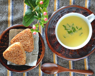 香川漆器　ハツリノミ彫の茶托と多用皿