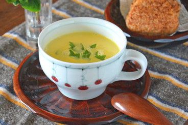 香川漆器　ハツミノリ彫の多用皿をスープカップの受け皿として